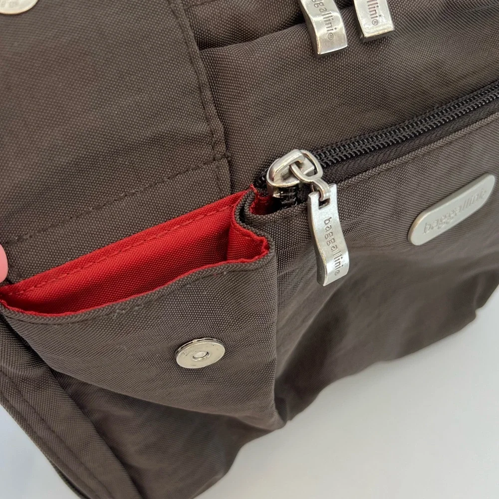 Baggallini Brown Crossbody Handbag  Purse Pockets Pouches Casual Travel Vacation